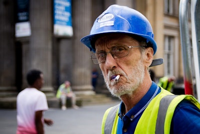 Obrero con casco de obras